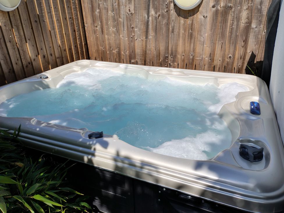 A hot tub with water at Avonmede in Tewkesbury