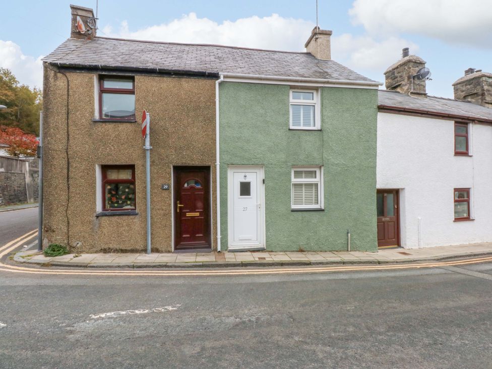 A street view of houses with front doors and windows at 27 Kingshead Street Pwllheli