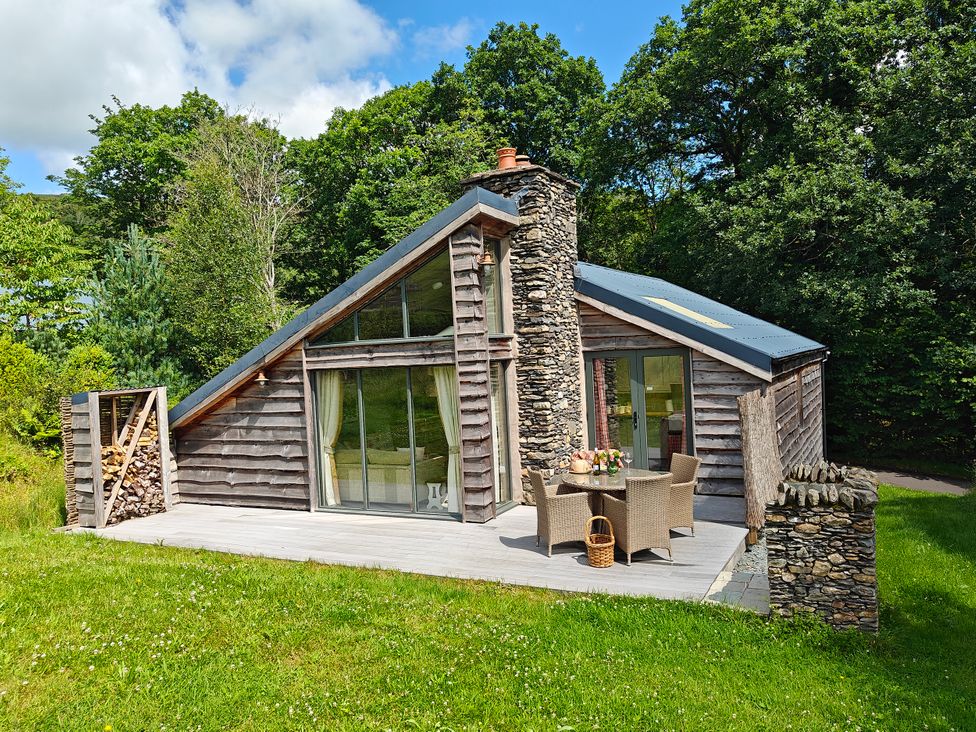 A cabin with a deck and outdoor seating area at The Badger's Shack, Garnett Bridge, Longsleddale. Near Kendal