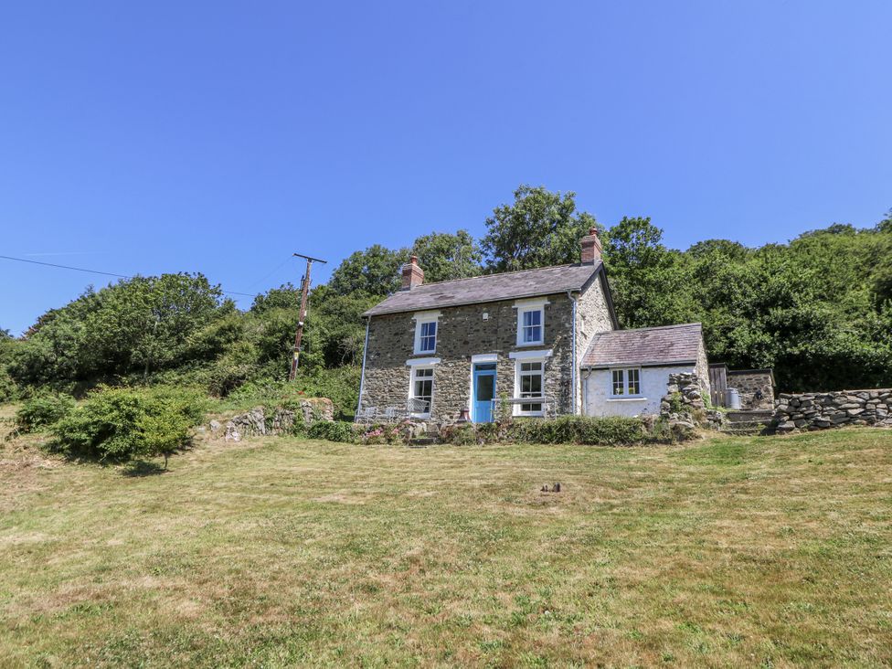 A house with garden and surrounding landscape at Dolwylan Cottage Cwmtydu near New Quay