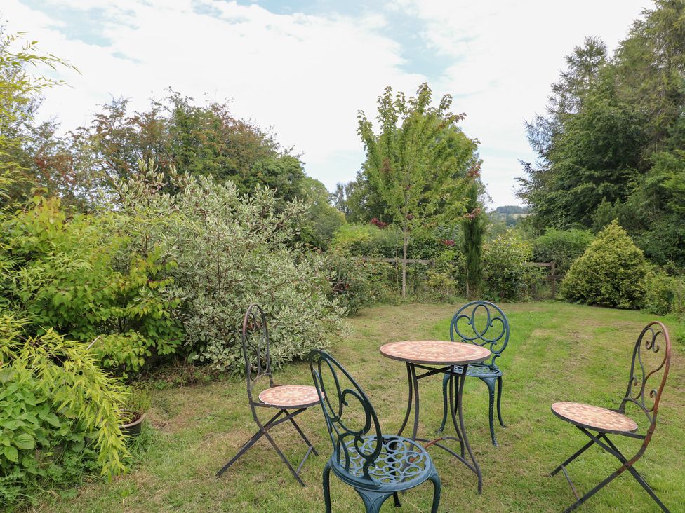 A garden with a table and chairs at Ladycroft Barn Ashbourne