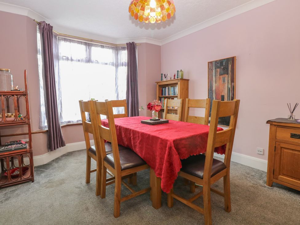 A dining room with a table and chairs at 4 Trafalgar Square, Great Yarmouth