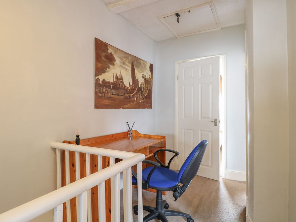A hallway with a desk and chair at 4 Trafalgar Square, Great Yarmouth