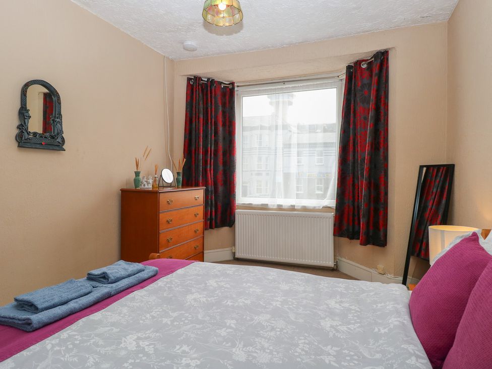 A bedroom with a bed and dressing table at 4 Trafalgar Square in Great Yarmouth