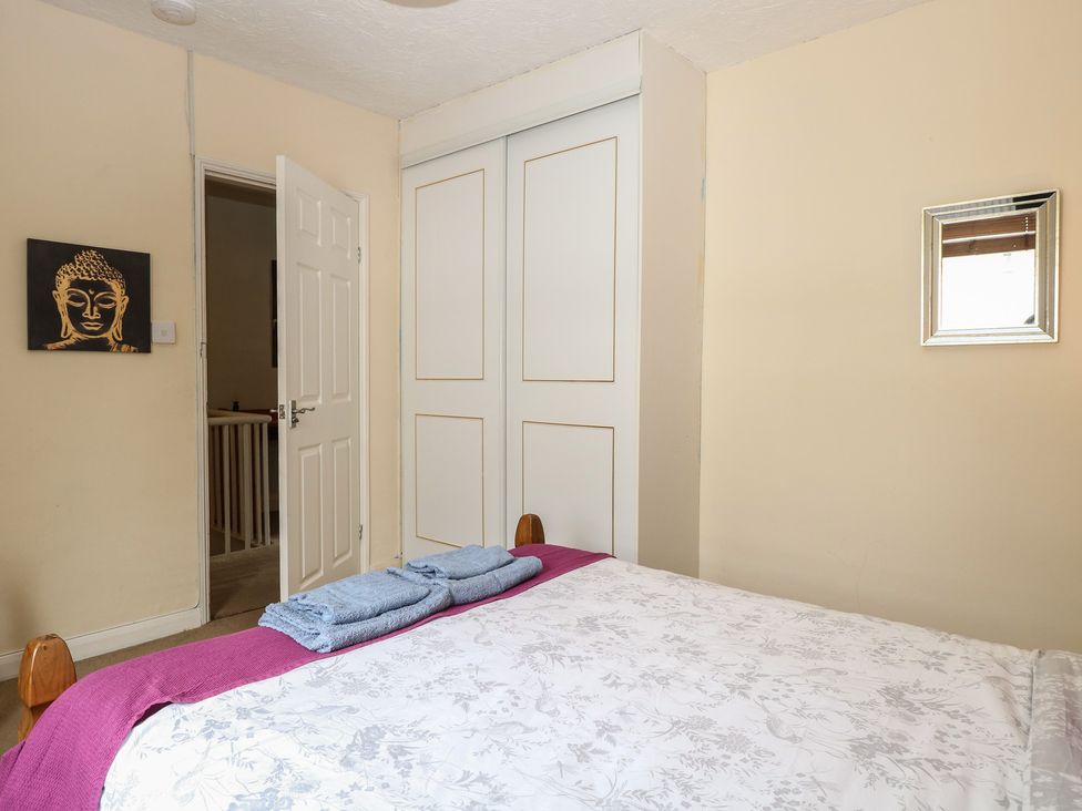 A bedroom with a bed and towels on the bed at 4 Trafalgar Square, Great Yarmouth