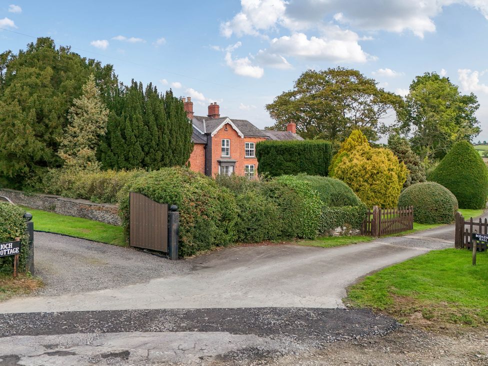 A house with a driveway and gate at Bodaioch Hall Trefeglwys near Caersws