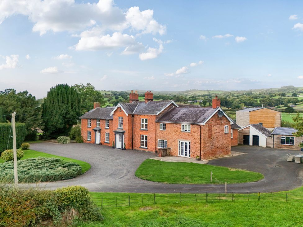 A house with a yard and garage at Bodaioch Hall Trefeglwys near Caersws