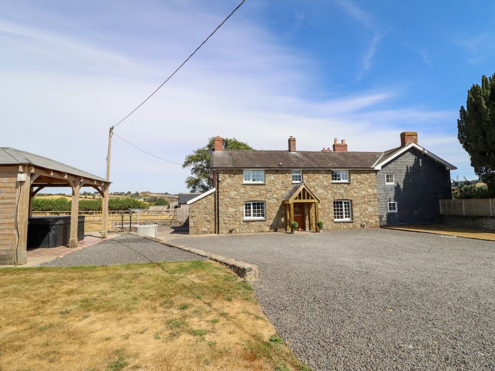 A house with gravel driveway and trees at Bodaioch Cottage Trefeglwys near Caersws