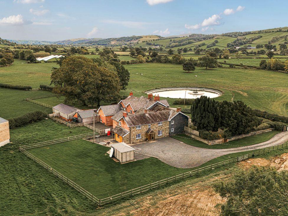 A house with a surrounding garden and driveway at Bodaioch Cottage Trefeglwys near Caersws