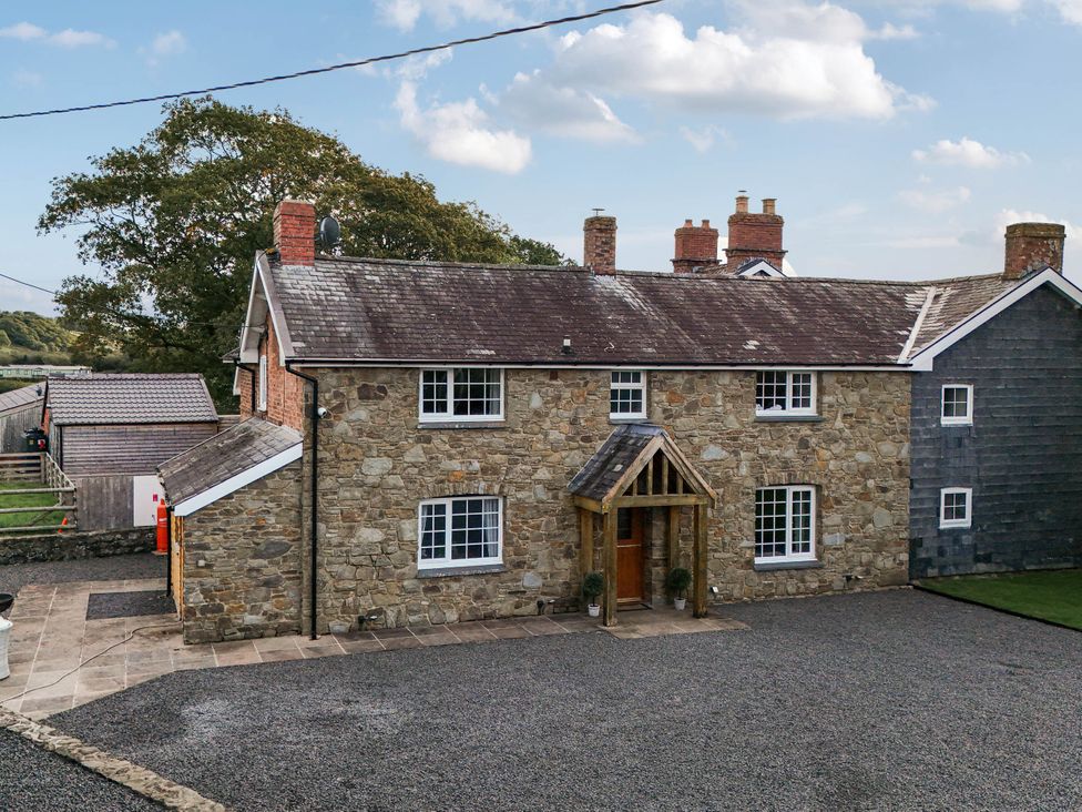 A house with a gravel driveway at Bodaioch Cottage Trefeglwys near Caersws