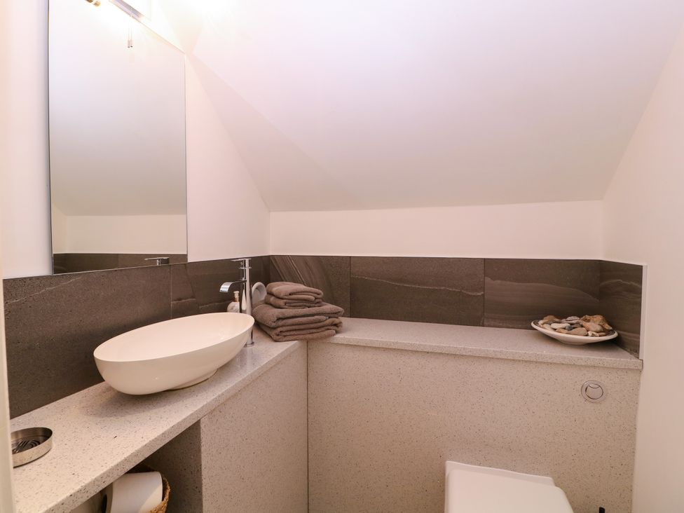 A bathroom with a washbasin and towels at Thornbury, Barnard's Green, Malvern