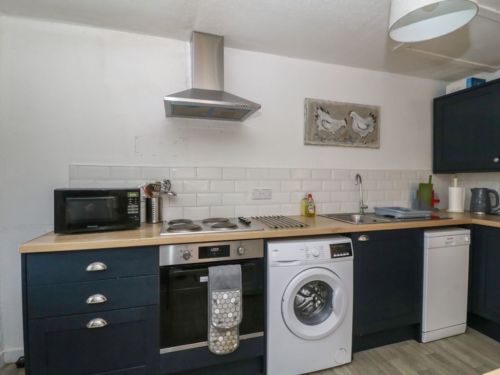 A kitchen with appliances and fixtures at Hawthorn Killean Farmhouse Cottages near Inveraray