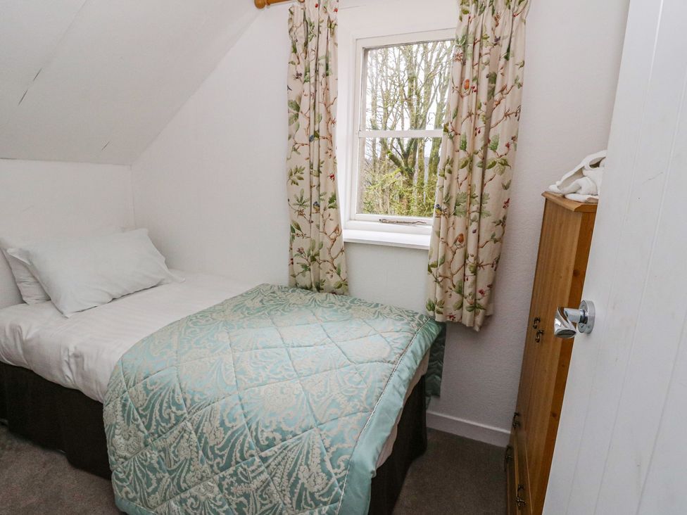 A bedroom with a single bed and a window at Hawthorn near Killean Farmhouse Cottages Inveraray