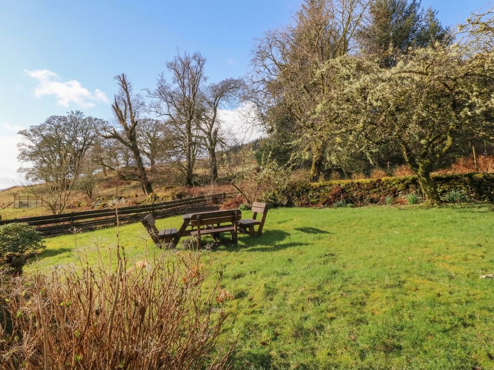 A garden with a table and benches at Hawthorn Killean Farmhouse Cottages near Inveraray
