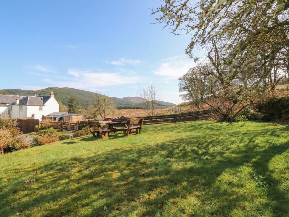 A garden with a table and benches at Hawthorn near Killean Farmhouse Cottages Inveraray