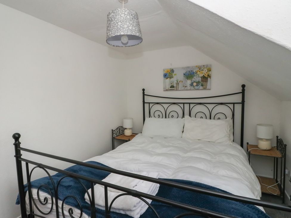 A bedroom with a bed and bedside tables at Holly Cottage near Killean Farmhouse Cottages near Inveraray