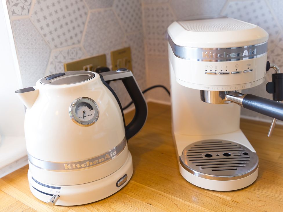 A kettle and an espresso machine on a kitchen countertop at Scilly Stack in Penzance