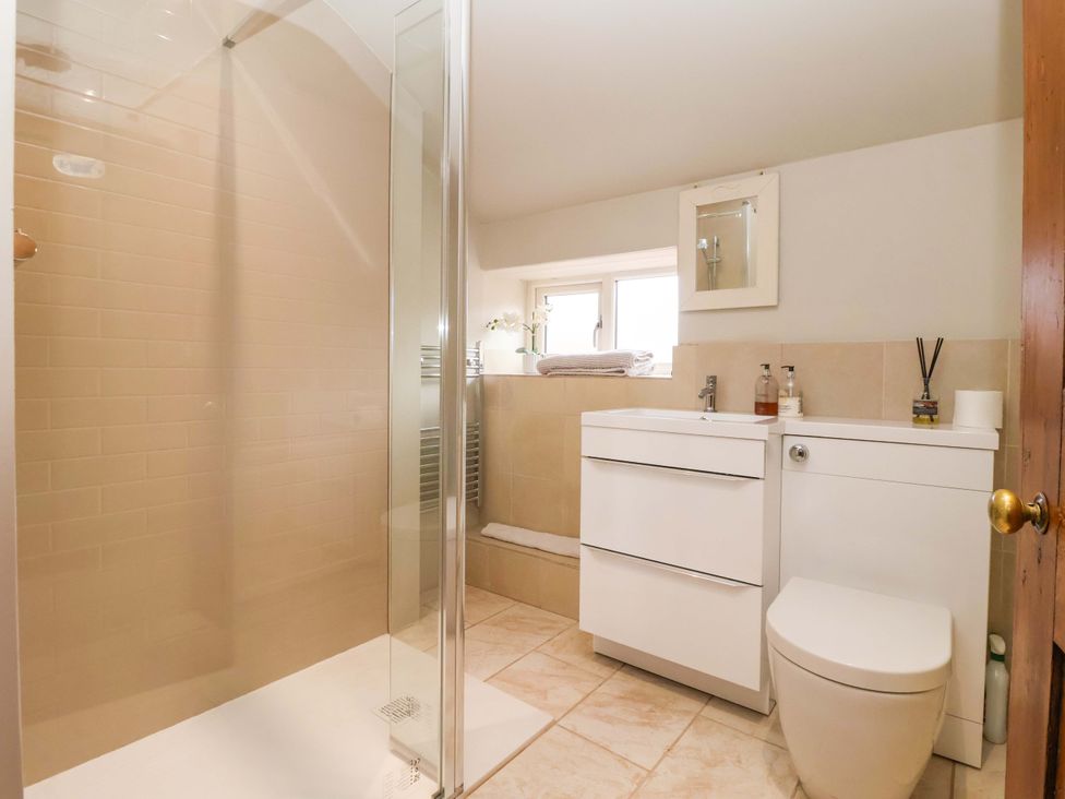 A bathroom with shower, sink, and toilet at Dunning, The Mount in York