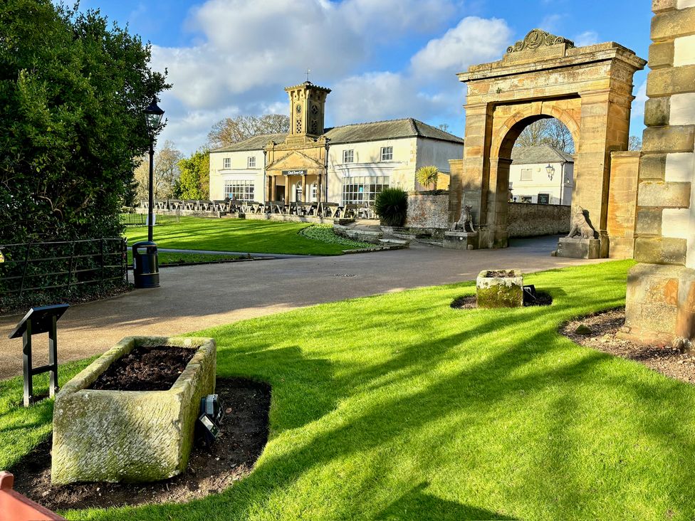 An outdoor area with an archway and a building at Bobbies' Retreat, 20 High Street, Bridlington