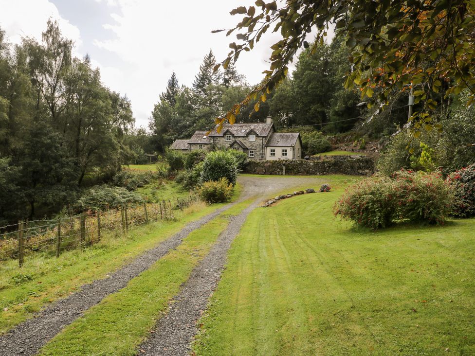 A house with a garden and driveway at Greffyn in Betws-Y-Coed