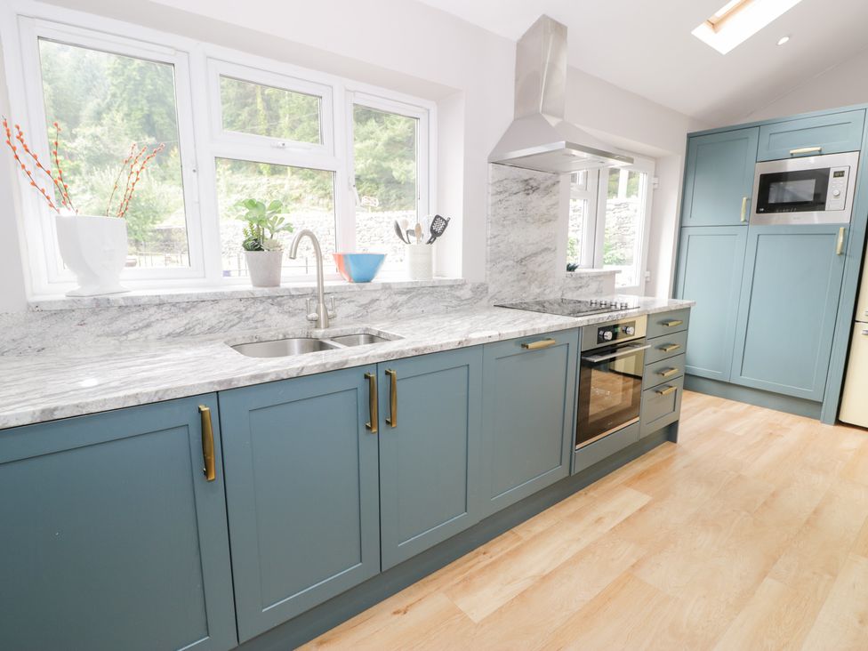 A kitchen with sink and oven at Pengwern Bach Llanrwst
