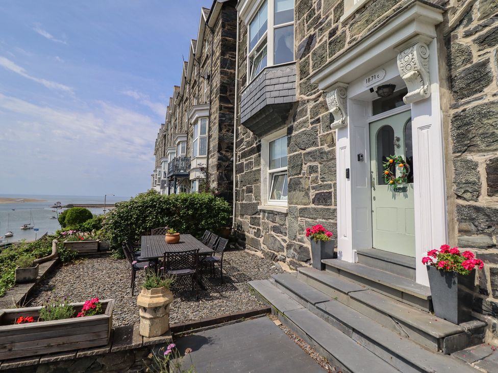 An outdoor area with a table and chairs at 5 Porkington Terrace in Barmouth