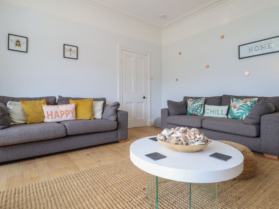 A living room with two sofas and a coffee table at 5 Porkington Terrace Barmouth