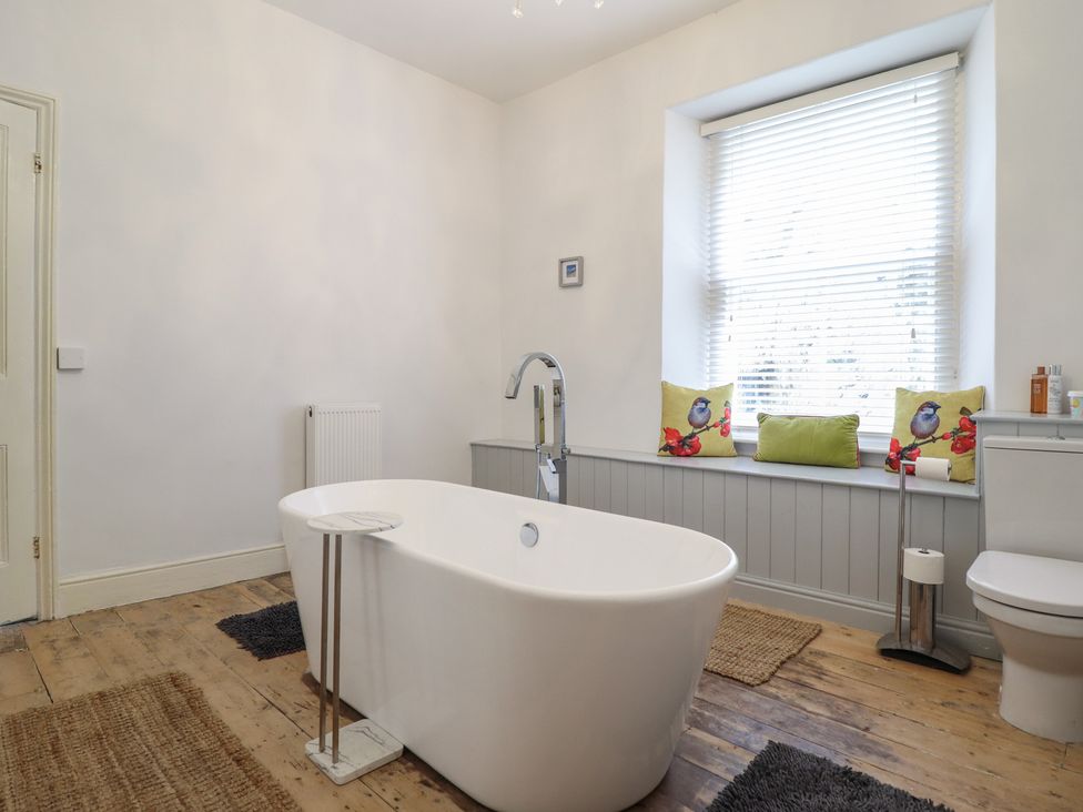 A bathroom with a bathtub and toilet at 5 Porkington Terrace in Barmouth