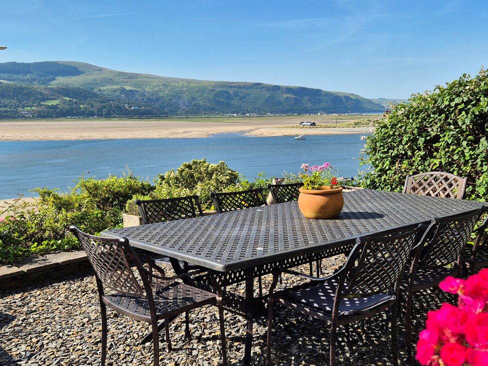 A garden with a table and chairs at 5 Porkington Terrace Barmouth
