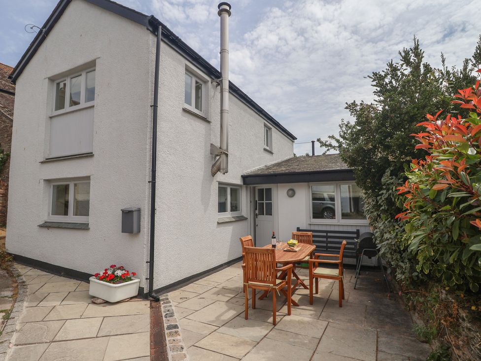 An outdoor area with a table and chairs at Wrens Nest in Slapton