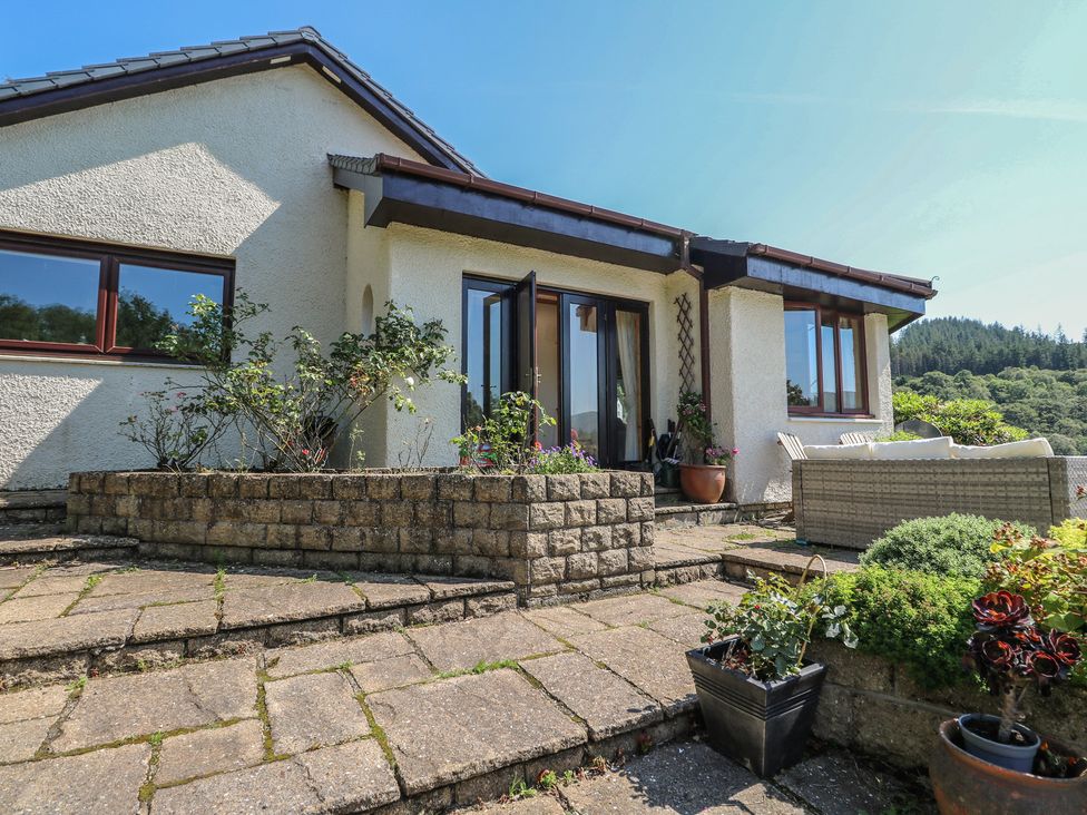 An outdoor area with a house and garden at Allt An Dorran in Salen