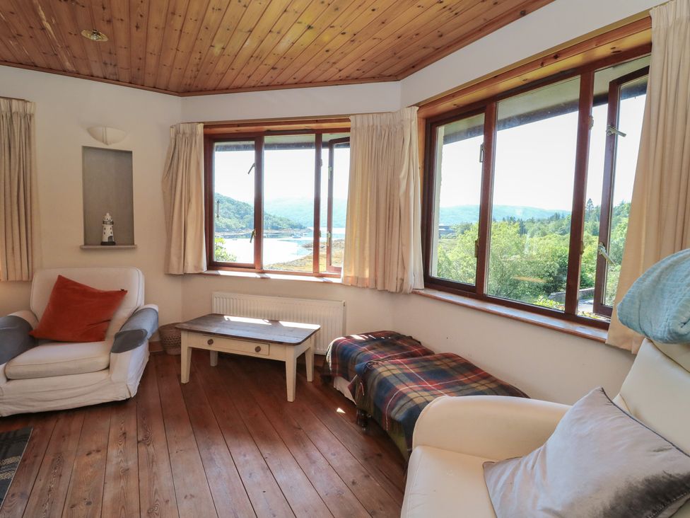 A living room with windows and furniture at Allt An Dorran in Salen