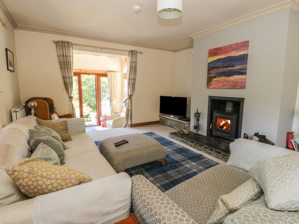 A living room with a sofa and a television at Allt An Dorran in Salen