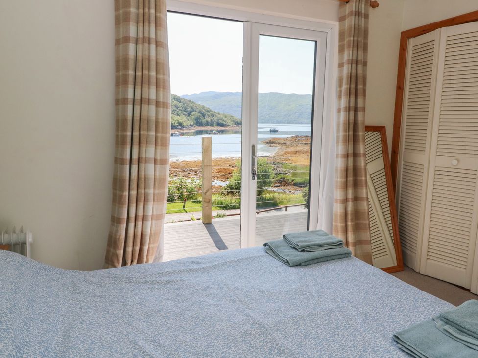 A bedroom with towels on the bed at Allt An Dorran in Salen