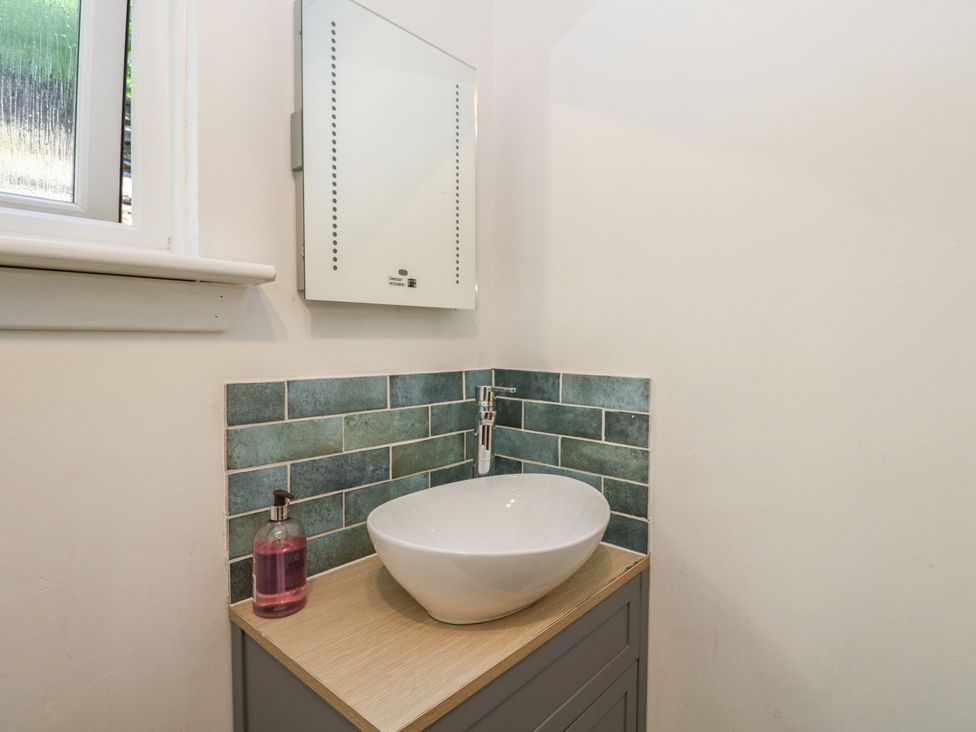 A bathroom with a basin and mirror at Allt An Dorran in Salen
