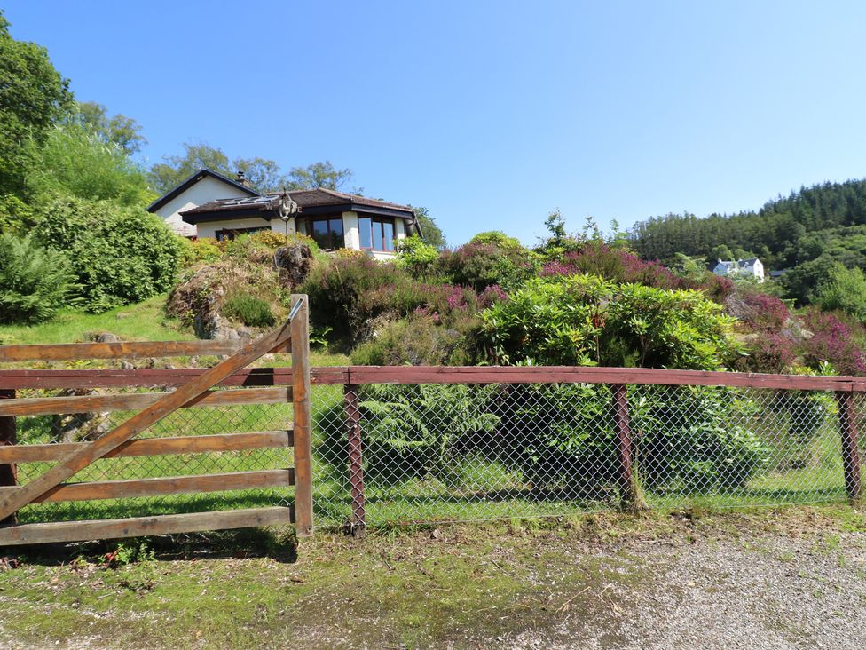 A house with a garden and gate at Allt An Dorran in Salen