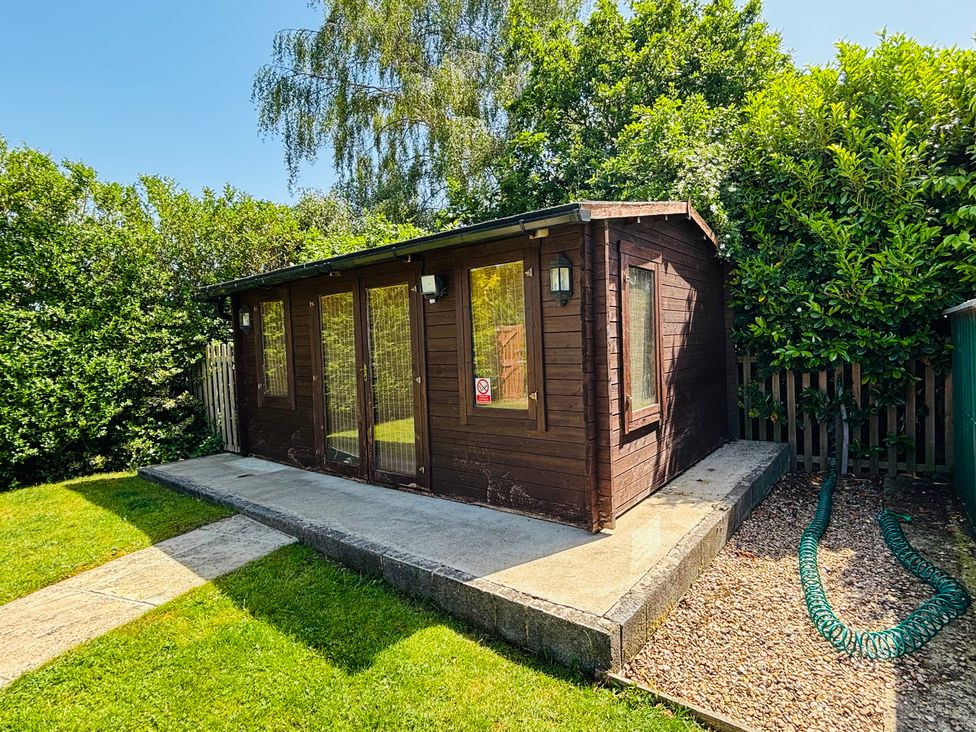 A cabin in the garden at The Old Gate House Annexe in Alford