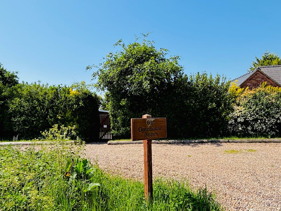 An exterior view with a sign at The Old Gate House Annexe in Alford