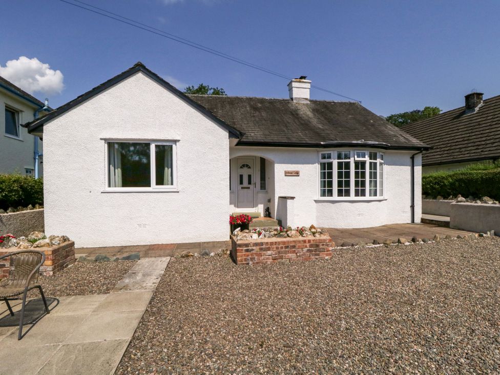 A house with a garden and pathway at Driftwood Cottage in Keswick