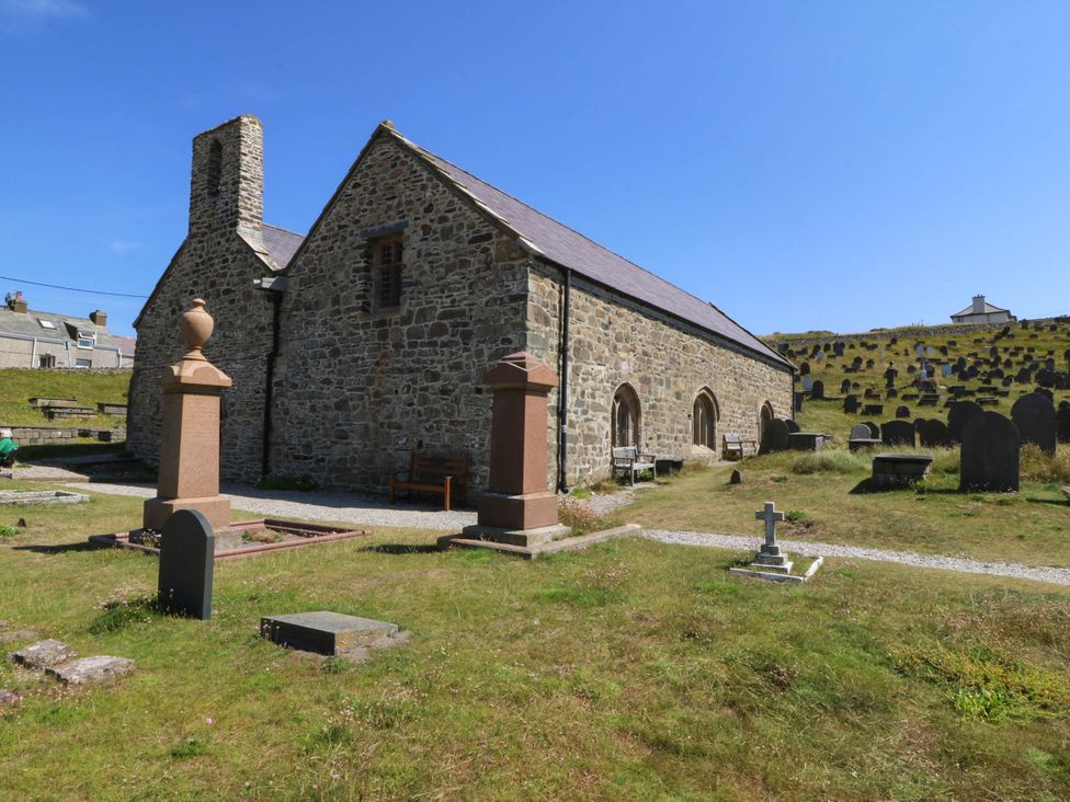 A church with a cemetery at 4 Bryn Llan in Aberdaron