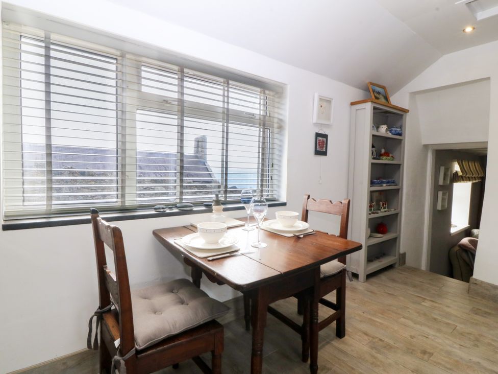 A dining room with a table and chairs at 5 Bryn Llan Pwllheli