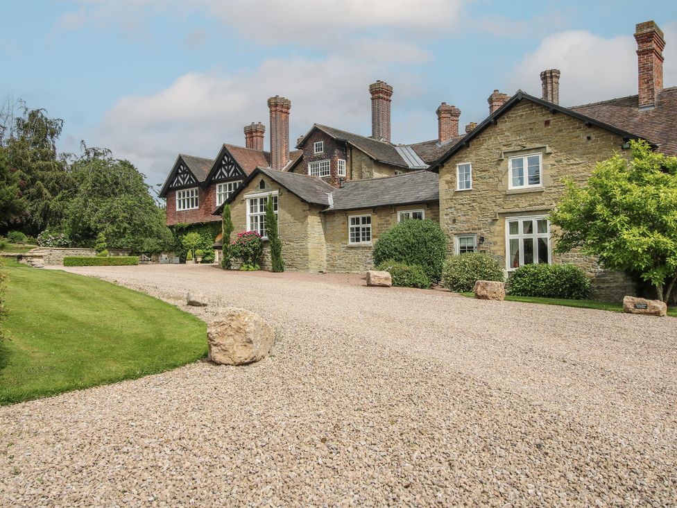 A view of houses and a gravel driveway at The Butler’s Quarters in Bourton near Much Wenlock