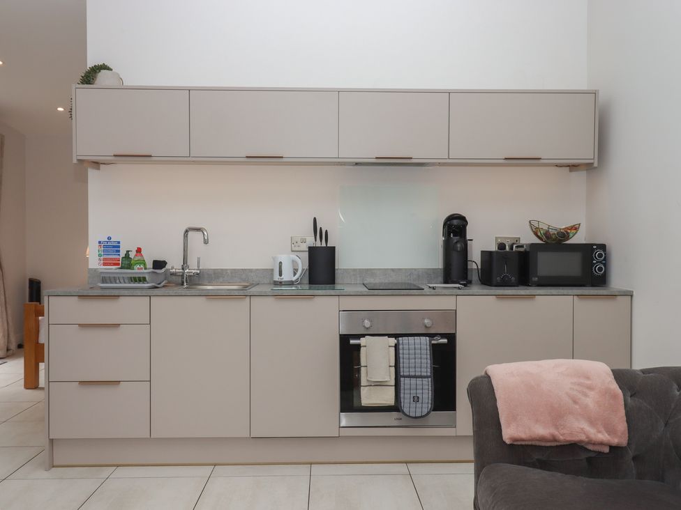 A kitchen with cabinets, sink, oven, microwave and coffee machine at The Bickleigh in Cadeleigh near Tiverton