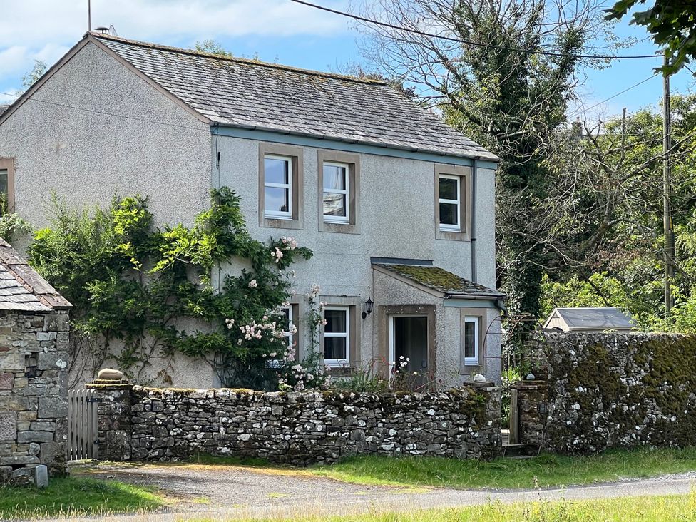 A house with a garden and stone wall at Greywalls in Maulds Meaburn
