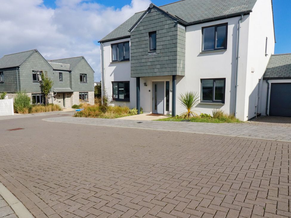 A house with a driveway and plants at Chi Gwynn in Crantock