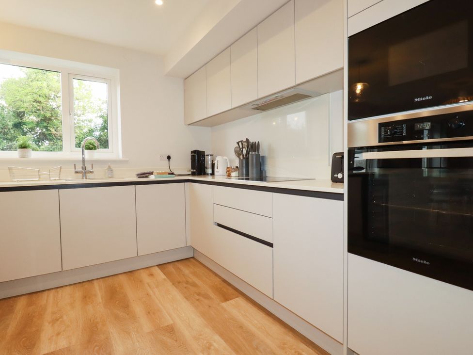 A kitchen with cabinets and appliances at Chi Gwynn in Crantock