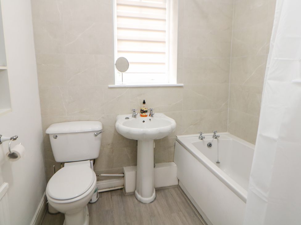 A bathroom with a sink, toilet, and bathtub at 15 Calton View Bakewell