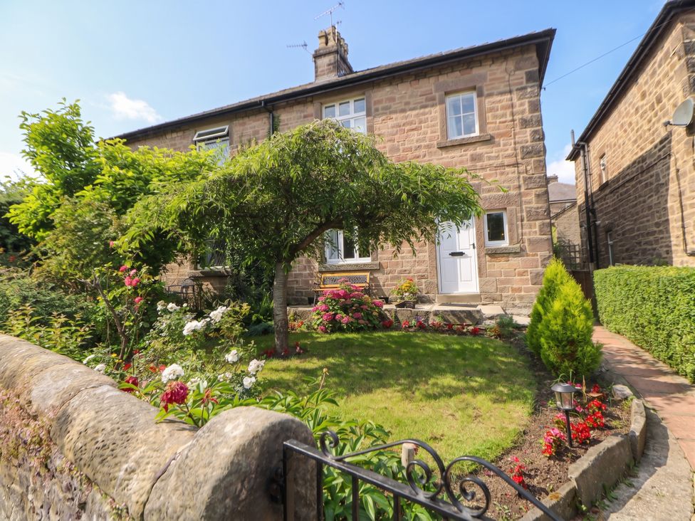 A house with garden and flowers at Cherry Tree Cottage in Bakewell