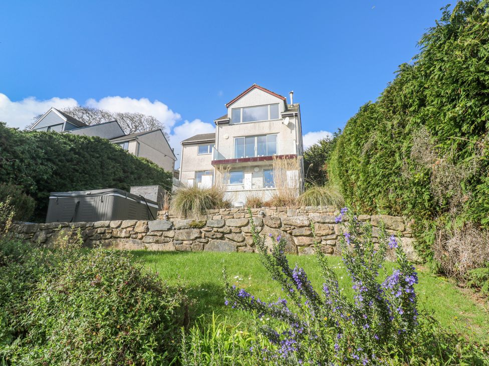 A house with garden and stone wall at Bayside in Carbis Bay