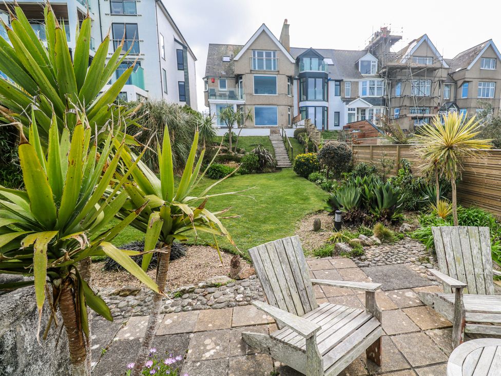 A garden with seating and plants at Island View in Carbis Bay